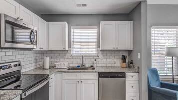 Hus - flera sängar - uteplats - utsikt mot trädgården (Crievewood Guesthouse) | Eget kök | Kaffe- och tebryggare