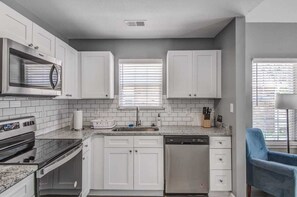 House, Multiple Beds, Patio, Garden View (Crievewood Guesthouse) | Private kitchen | Coffee/tea maker - Crievewood Guesthouse (Memphis)