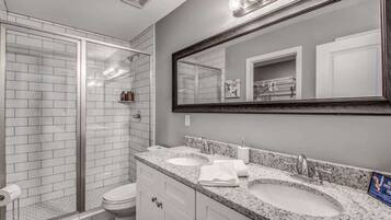 House, Multiple Beds, Patio, Garden View (Crievewood Guesthouse) | Bathroom | Towels