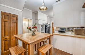 Maison, plusieurs lits, patio, vue jardin (Pomona Cottage) | Restauration