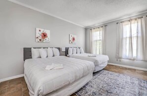 3 habitaciones, decoración personalizada y muebles diferentes