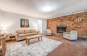 獨棟房屋, 多張床, 庭院, 花園景觀 (Pomona Cottage) | 起居區 | 壁爐