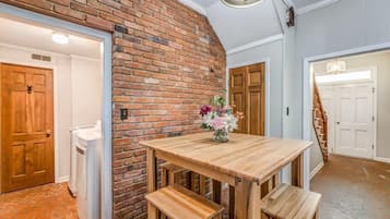 Casa, varias camas, patio, vista al jardín (Pomona Cottage) | 3 habitaciones, decoración personalizada y muebles diferentes