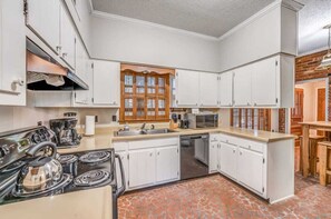House, Multiple Beds, Patio, Garden View (Pomona Cottage) | Private kitchen | Fridge, microwave, oven, stovetop