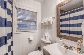 Casa, varias camas, patio, vista al jardín (Perkins Paradise) | Baño