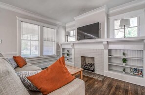 House, Multiple Beds, Patio, Garden View (Parkway Nest) | Living area - Parkway Nest (Memphis)