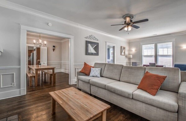 Maison, Plusieurs lits, patio, vue sur le jardin (Parkway Nest) | Aire de séjour