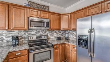 House, Multiple Beds, Patio, Garden View (Parkway Nest) | Private kitchen | Coffee/tea maker