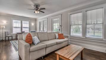 House, Multiple Beds, Patio, Garden View (Parkway Nest) | Living area