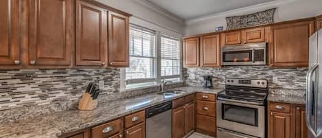 House, Multiple Beds, Patio, Garden View (Parkway Nest) | Private kitchen | Coffee/tea maker