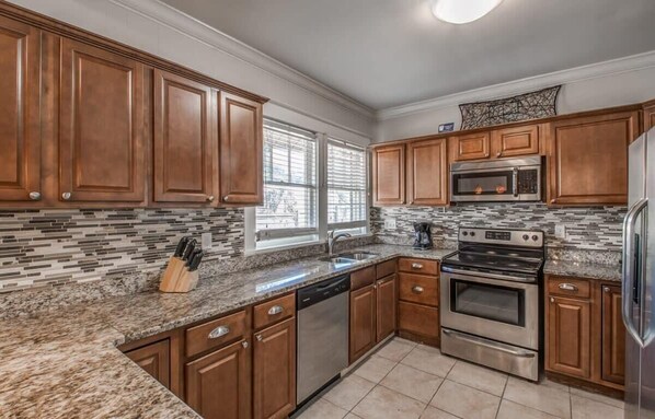 House, Multiple Beds, Patio, Garden View (Parkway Nest) | Private kitchen