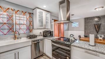 House, Multiple Beds, Patio, Garden View (Quince Cottage) | Private kitchen | Coffee/tea maker