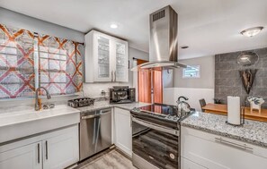 Hus, flere senger, terrasse, hageutsikt (Quince Cottage) | Eget kjøkken | Kaffetrakter/tekoker