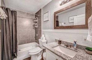 Ház, több ágy, teraszos udvar, kilátással a kertre (Quince Cottage) | Fürdőszoba | Törölközők