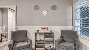 Casa, varias camas, patio, vista al jardín (Quince Cottage) | Interior