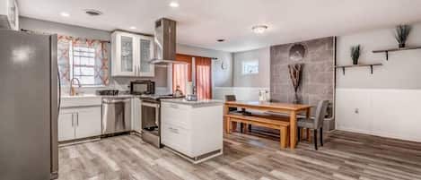 Maison, plusieurs lits, patio, vue jardin (Quince Cottage) | Cuisine privée | Cafetière/bouilloire
