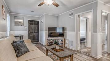 Casa, varias camas, patio, vista al jardín (Quince Cottage) | Área de sala de estar