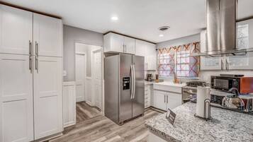 Casa, varias camas, patio, vista al jardín (Quince Cottage) | Cocina privada | Cafetera y tetera