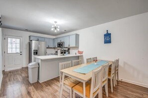 House, Multiple Beds, Patio, Garden View (High Point Terrace Escape 6) | Dining