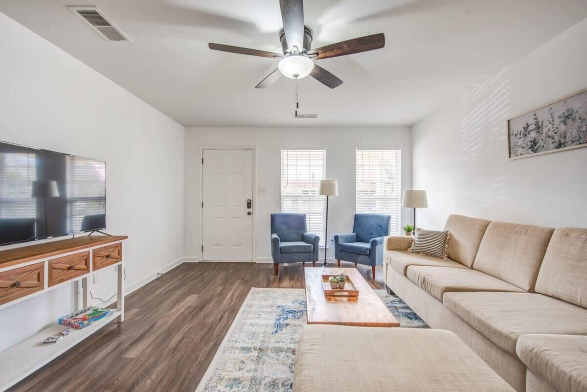 Casa, varias camas, patio, vista al jardín (High Point Terrace Escape 6) | Área de sala de estar