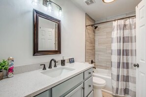 Maison, Plusieurs lits, patio, vue sur le jardin (High Point Terrace Escape 6) | Salle de bain | Serviettes fournies
