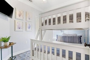 4 habitaciones, tabla de planchar con plancha y cuna de viaje