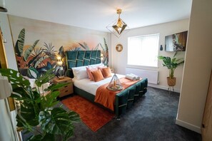 5 bedrooms, iron/ironing board, internet, bed sheets