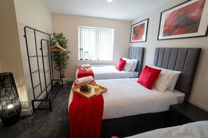 5 bedrooms, iron/ironing board, Internet, bed sheets