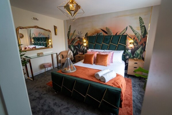 5 bedrooms, iron/ironing board, Internet, bed sheets