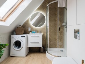 Een douche, een haardroger, handdoeken