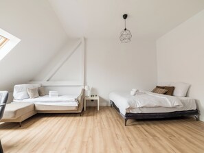 Iron/ironing board, WiFi, bed sheets