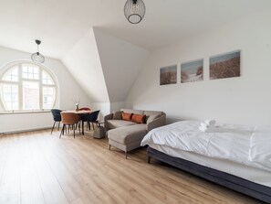 Iron/ironing board, WiFi, bed sheets