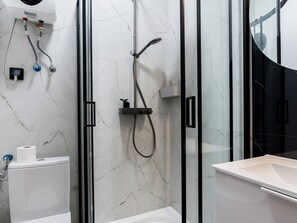Shower, hair dryer, towels - Wilson Park Serene Studio #3 (Poznań)