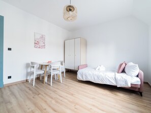 Iron/ironing board, WiFi, bed sheets