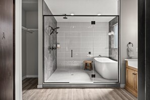 Regadera, secadora de cabello, bidet, toallas 