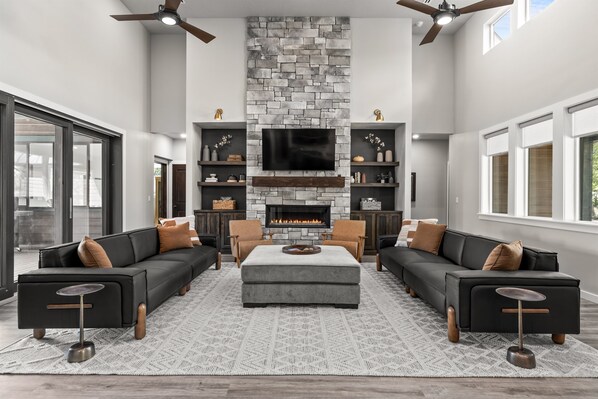 Smart TV, chimenea y tenis de mesa