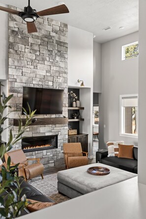 TV connectée, cheminée, table de tennis de table