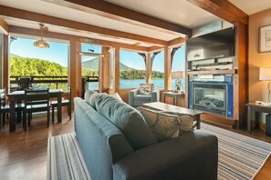 Smart-TV, Kamin, Bücher