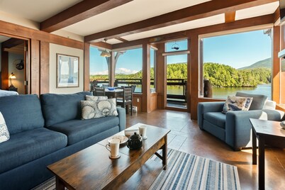 NEW-Safe Harbour- Incredible Water Views, Downtown