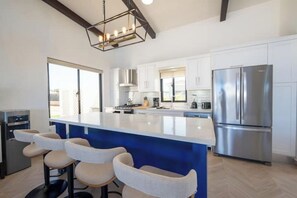 Private kitchen - Jacuzzi • Brand New • Luxury in Every Corner. (Casa Linda)