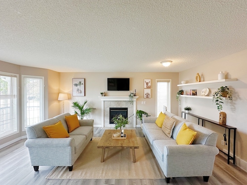 Cozy Calgary Hideaway near Airport