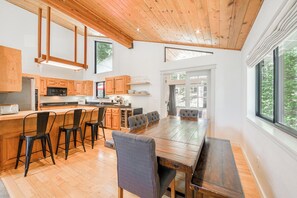 Dining - Melody Retreat at Tahoe Donner by Tahoe Getaways - Pet-Friendly Monthly Lease w Hot Tub (Truckee)