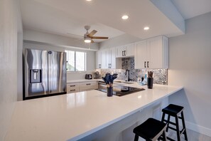 Kjøleskap, mikrobølgeovn, ovn og kokeplater