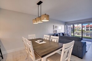 Dining Room - Sandy Cheeks at Runaway Bay 101 (Bradenton Beach)
