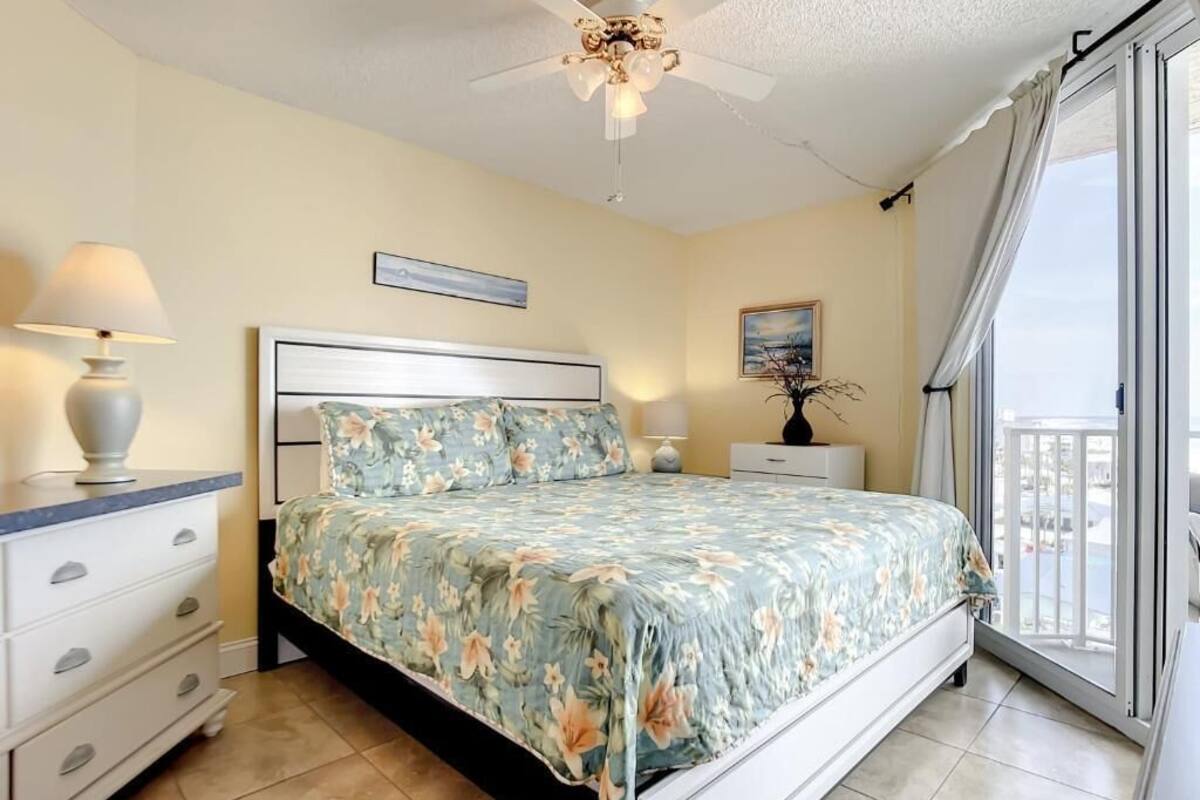 Apartment, 2 Schlafzimmer, Balkon, Meerblick | Schreibtisch, laptopgeeigneter Arbeitsplatz, Bügeleisen/Bügelbrett