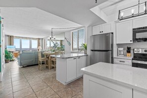 Apartment, 2 Schlafzimmer, Balkon, Meerblick | Eigene Küche | Großer Kühlschrank, Mikrowelle, Ofen, Herdplatte