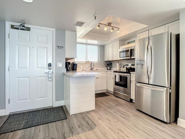 Appart'hôtel, 2 chambres, balcon, vue océan | Cuisine privée | Grand réfrigérateur, micro-ondes, four, plaque de cuisson