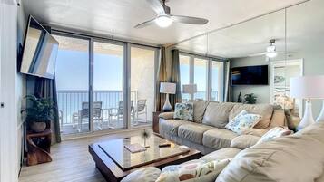 Condo, 2 quartos, sacada, vista para o oceano | Área de estar