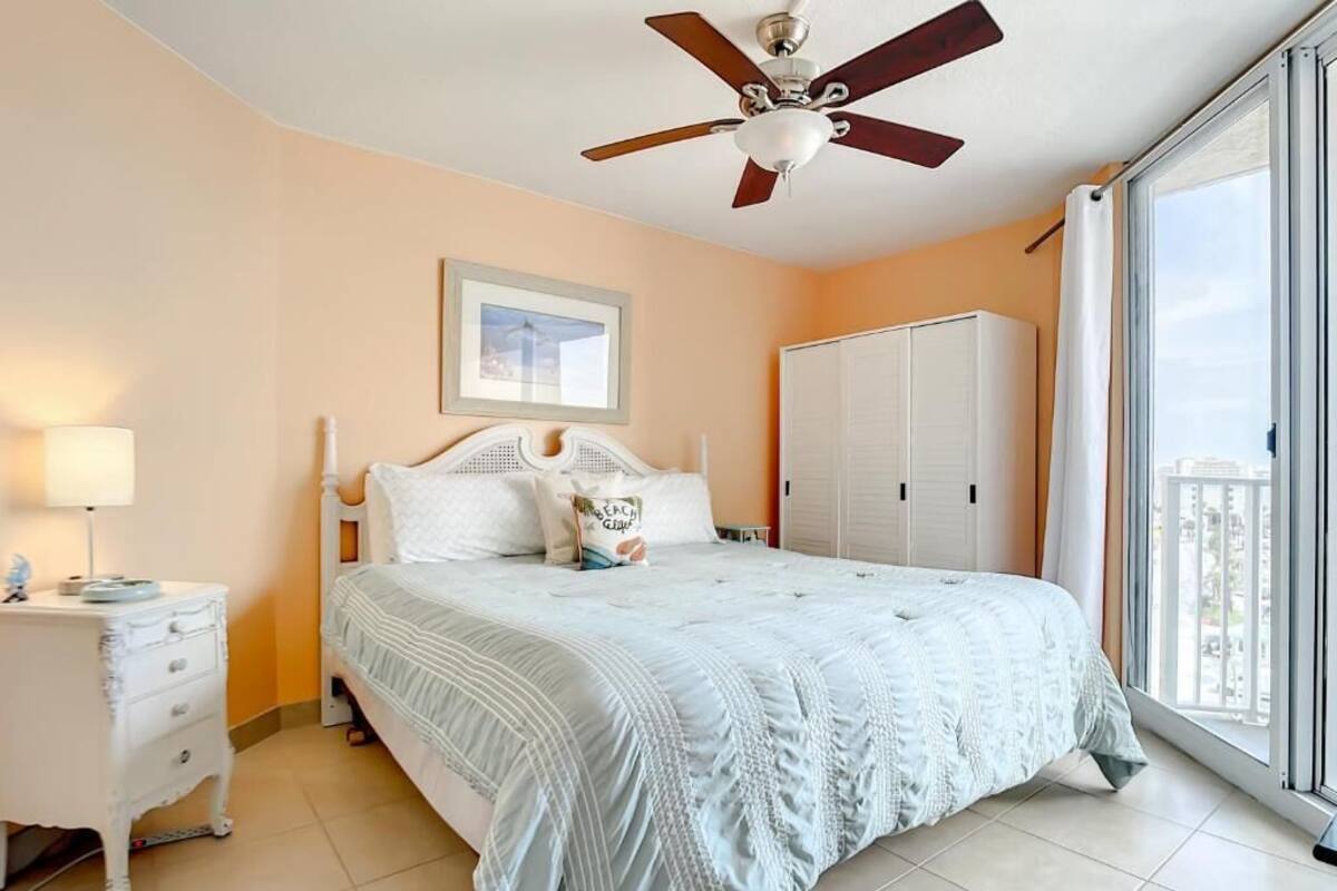 Apartment, 2 Schlafzimmer, Balkon, Meerblick | Schreibtisch, laptopgeeigneter Arbeitsplatz, Bügeleisen/Bügelbrett