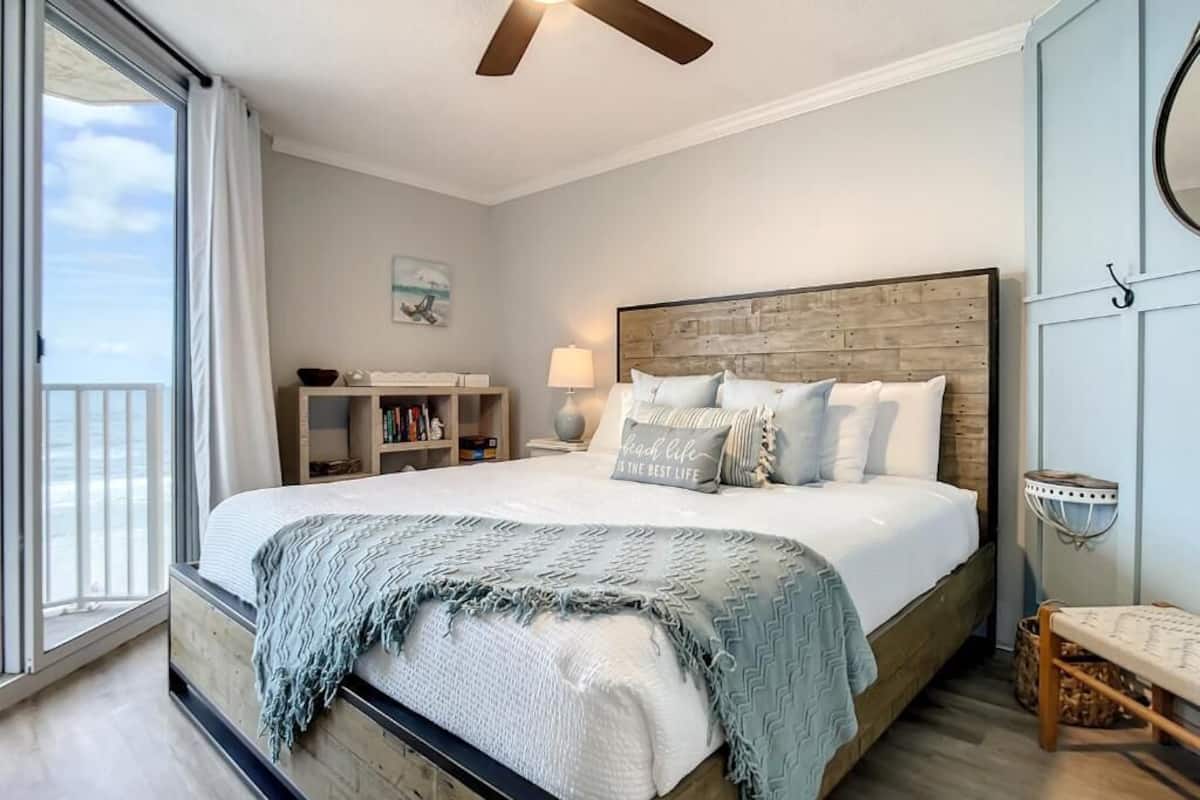 Apartment, 2 Schlafzimmer, Balkon, Meerblick | Schreibtisch, laptopgeeigneter Arbeitsplatz, Bügeleisen/Bügelbrett